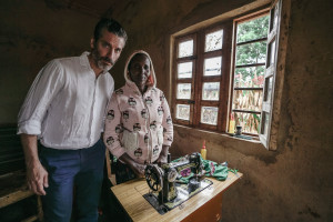 Jens Lapidus och överlevare Evelyne Uwimana. Kigali, Rwanda. Foto: Johan Palmgren.