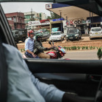 Jens Lapidus på mc-taxi. Kigali, Rwanda. Foto Sebastian Lejon