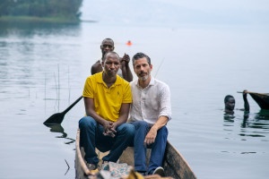 Överlevare Egide Mutabasi och Jens Lapidus på Lake Kivu, Rwanda. Foto: Johan Palmgren.